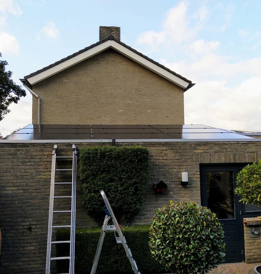 Zonnepanelen op het dak van een aanbouw aan de achtergevel