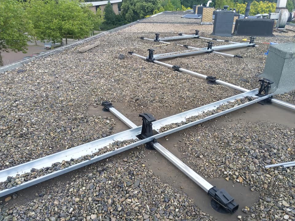Aluminium ballastframe uitgezet op een grinddak voordat de panelen erop gaan