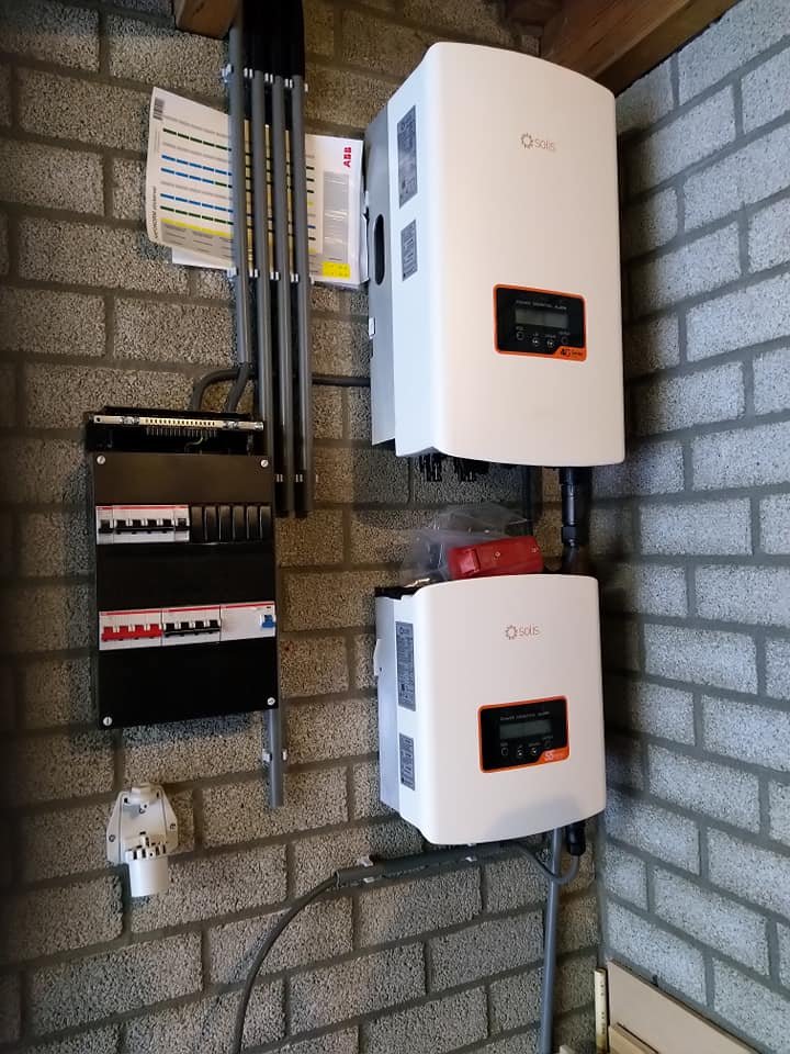 Twee omvormers en een aparte groepenkast aan een binnenmuur