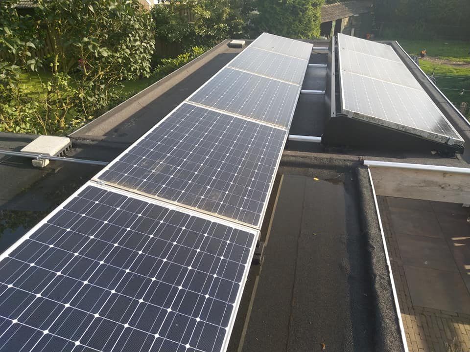 Zonnepanelen op het platte dak van een aanbouw