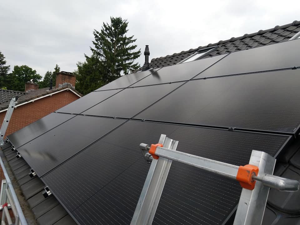 Full black panelen strak uitgelijnd op een schuin dak